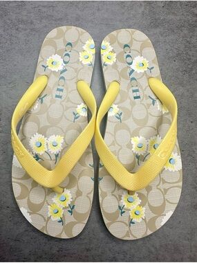 Coach Daisy Logo Flip Flops Women’s 9/10